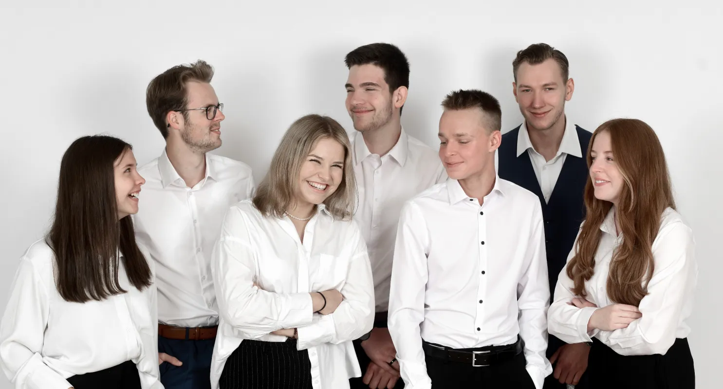 sieben Auszubildende in Business Klamotten