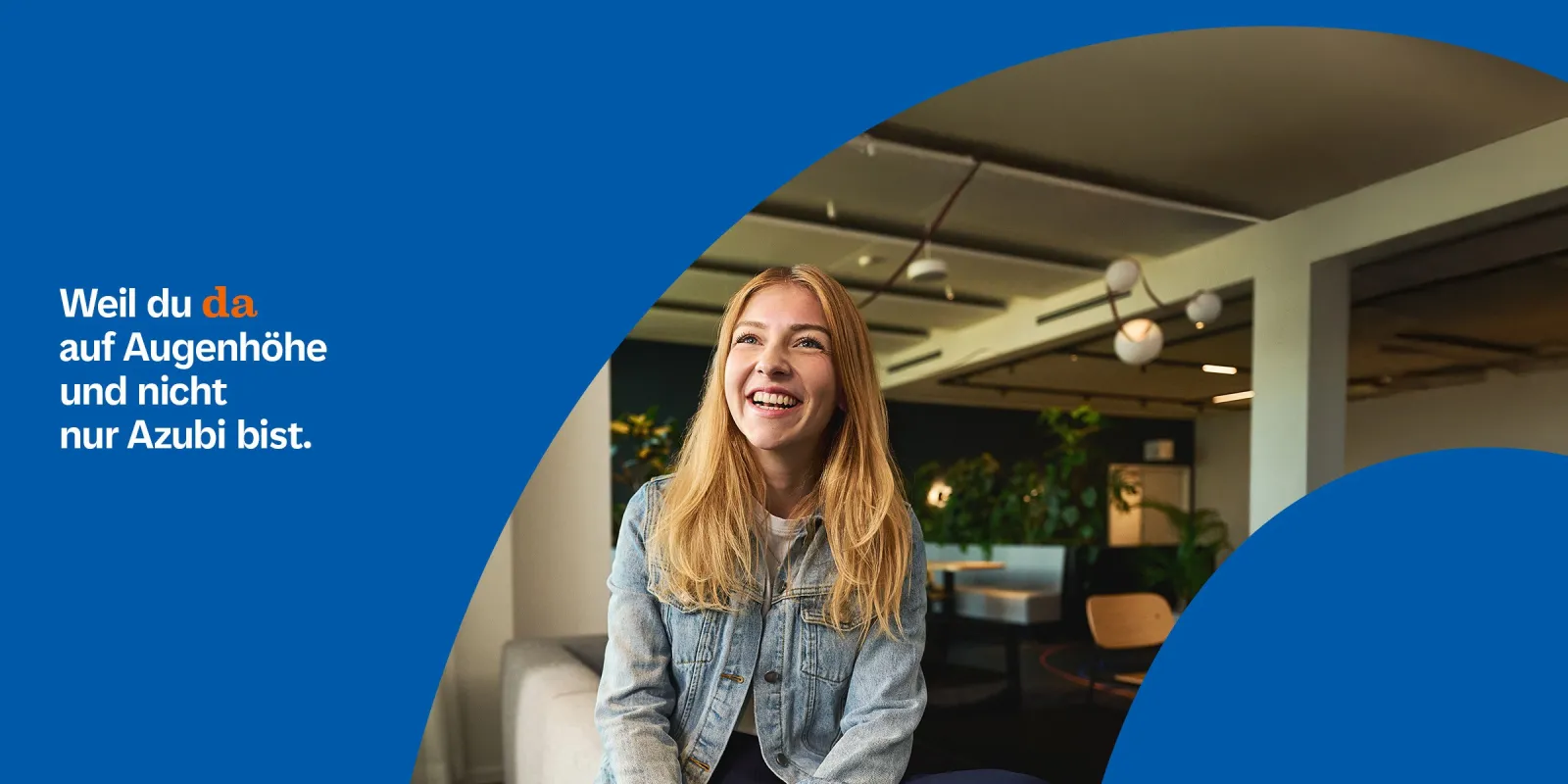 Lachende Teenagerin, auf blauer Fläche steht 