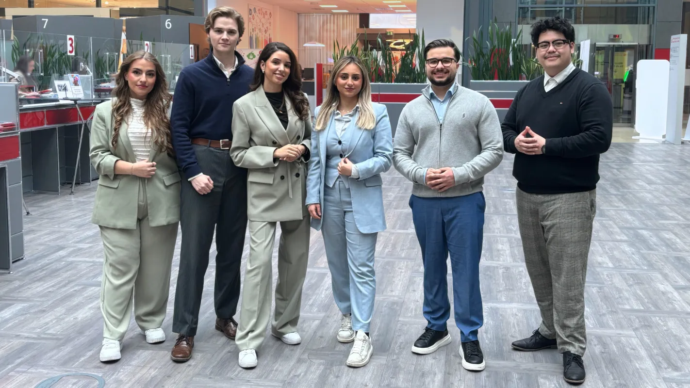 Azubis in der Kundenhalle Sparkassen-Karree Hagen