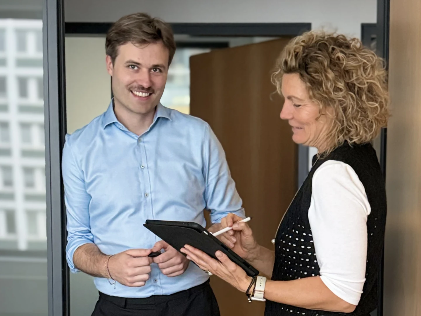Facility Manager und Mitarbeiterin machen eine Bestandsaufnahme in den zu vermietenden Räumlichkeiten der Sparkasse an Volme und Ruhr.