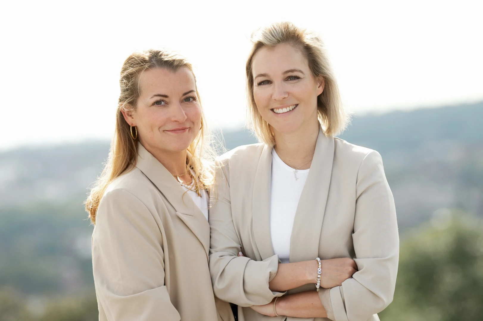 Portrait von zwei Mitarbeiterinnen der Vereinten Volksbank