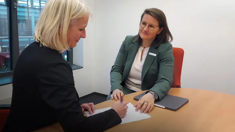 Die Abteilungsleiterin Private Banking im Gespräch mit einer Mitarbeiterin
