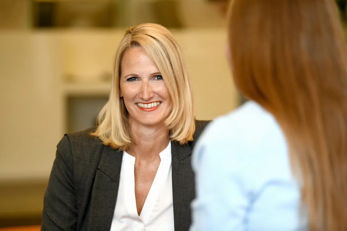 Portrait einer Lachenden Mitarbeiterin der Vereinten Volksbank während einer Beratung