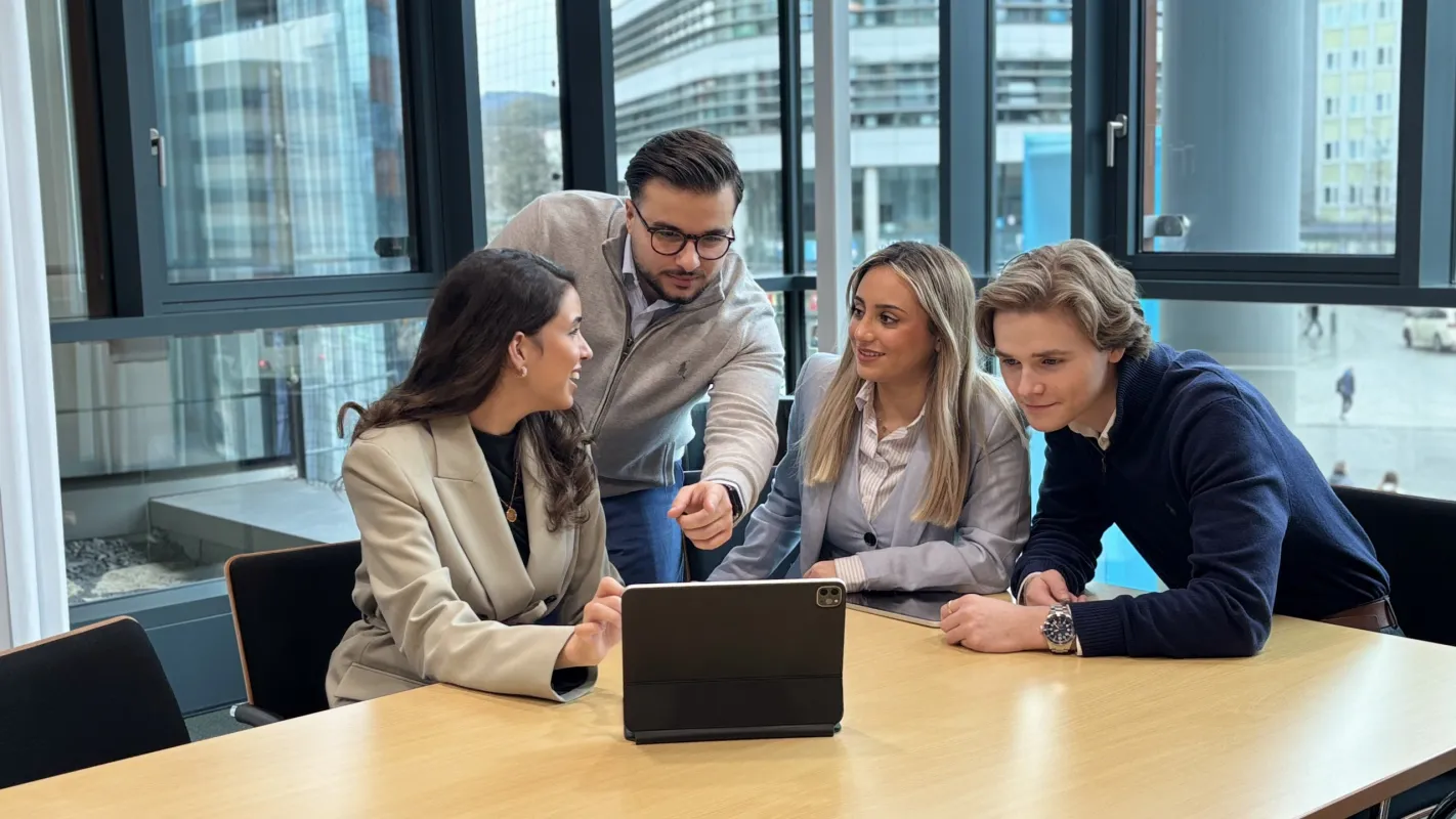 Azubi-Teamarbeit mit dem IPad